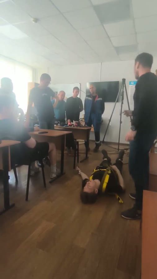 Осмотр пострадавшего и поворот в устойчивое положение